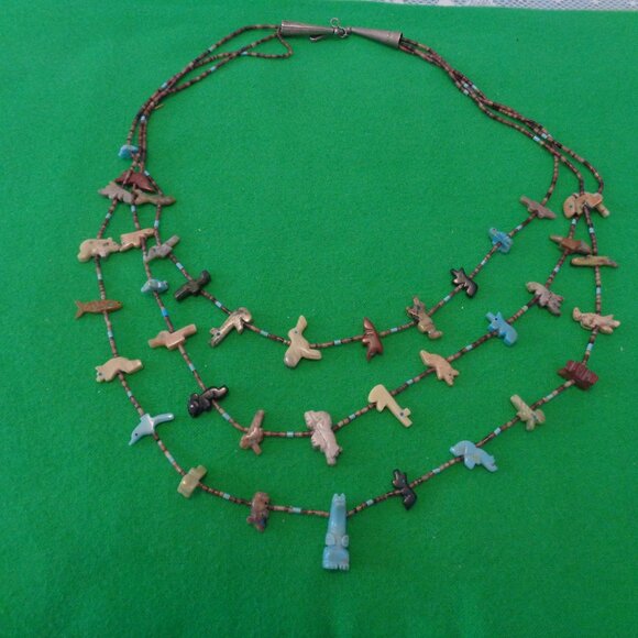 ZUNI VINTAGE TRIPLE STRANDS HAND CARVED ANIMAL FETISH NECKLACE - Picture 5 of 12